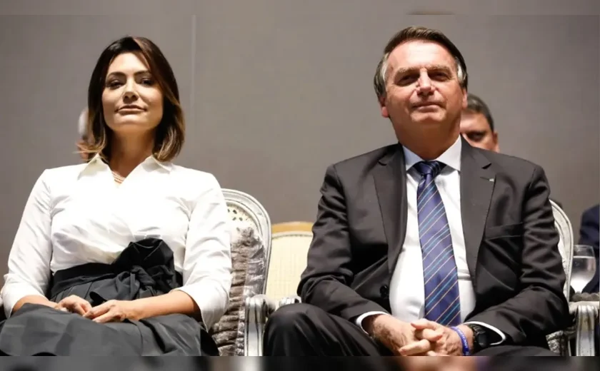 Bolsonaro e Michele desembarcam em Alagoas para eventos do PL