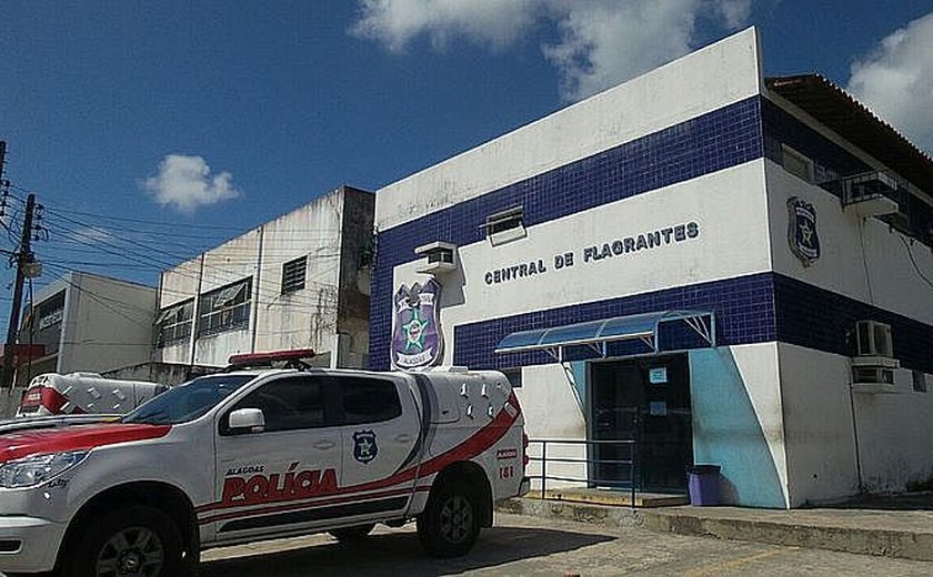 Jovem baleado ameaça idoso com arma para ser levado a hospital de Maceió