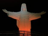 Palmeira dos Índios: Cristo Redentor está vermelho em homenagem a luta contra a tuberculose