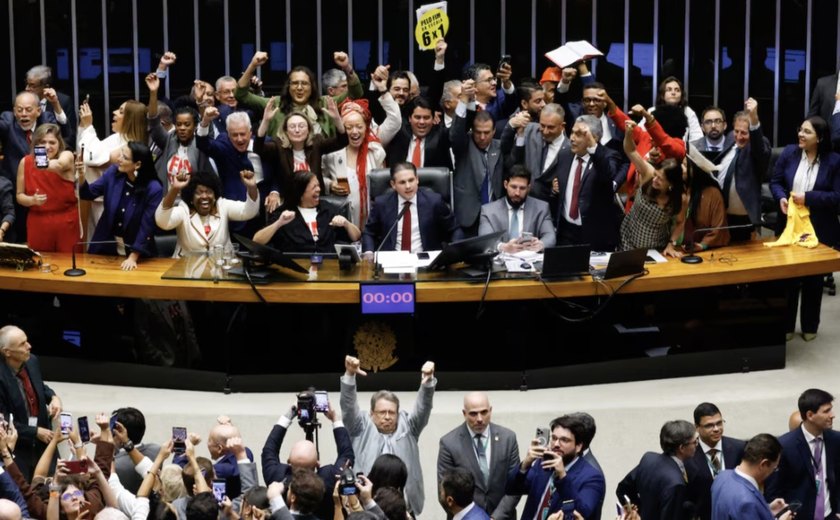 Câmara aprova PEC que acaba com escala 6x1; proposta segue para o Senado
