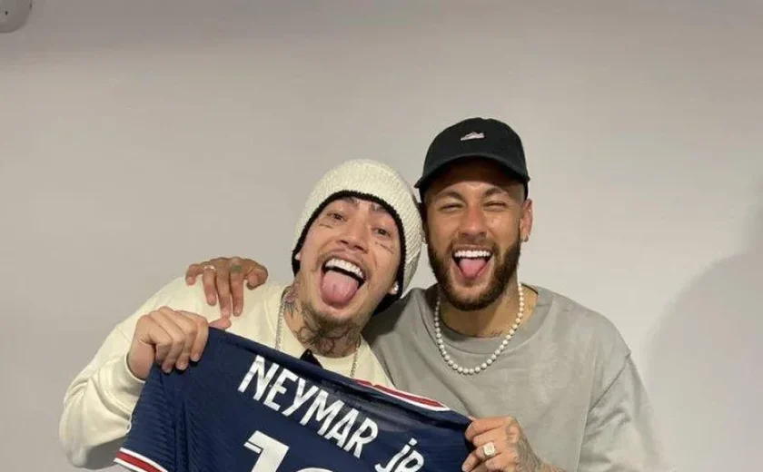 Neymar presenteia Whindersson Nunes com camisa do PSG