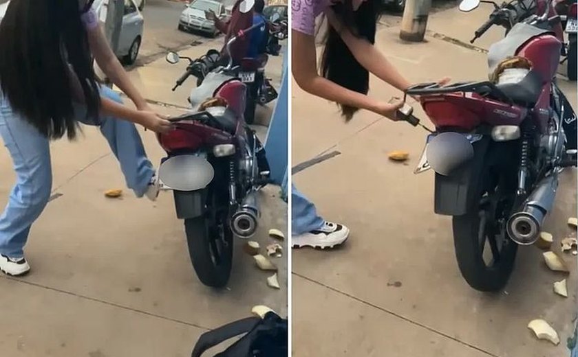 Adolescentes descobrem que namoram o mesmo homem e quebram moto