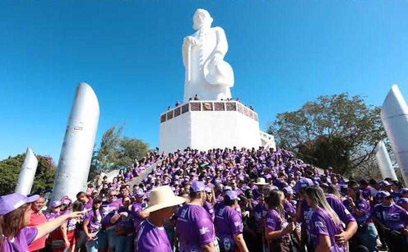 Prefeito Júnior Menezes participa de recepção aos romeiros que seguem para Juazeiro do Norte nesta quarta (22)