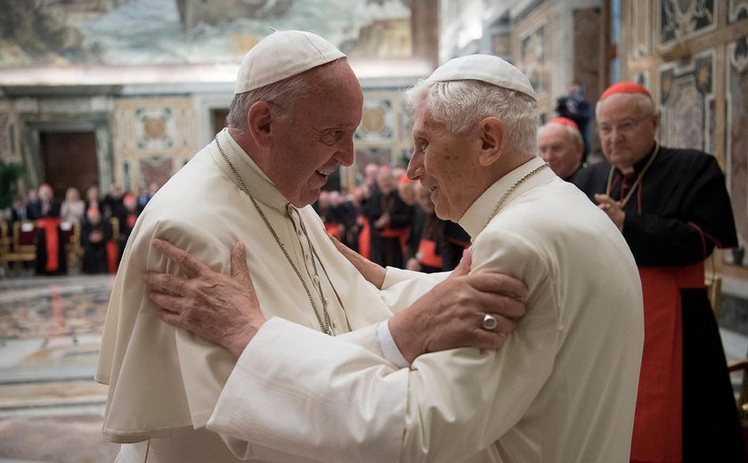 Papa Francisco pede orações por Bento XVI, que está 'gravemente doente'