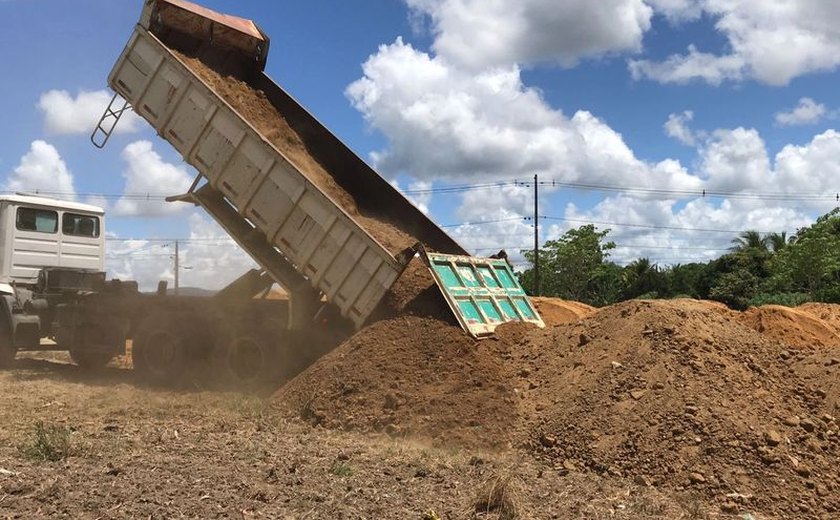 Prefeitura de Branquinha realiza aterro para a construção do centro administrativo