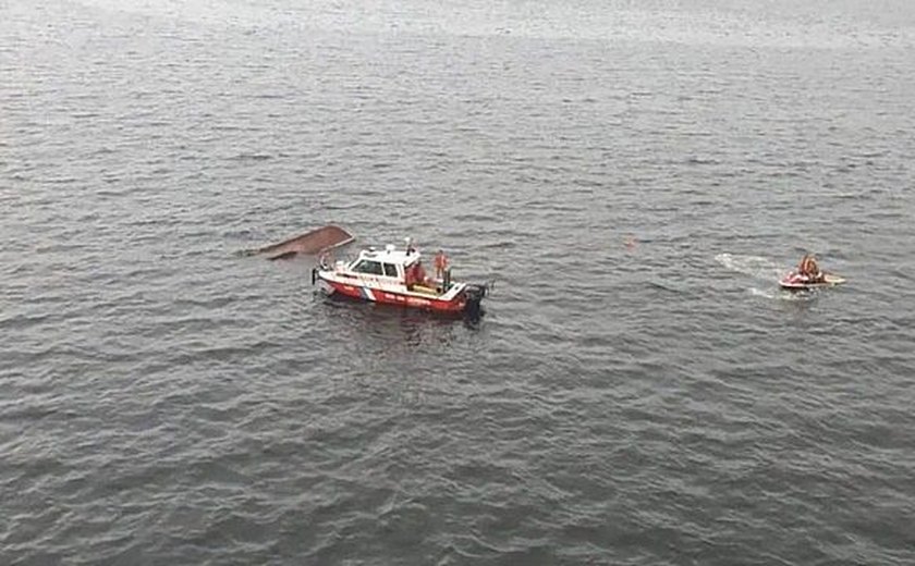 Duas pessoas morreram e oito estão desaparecidas após naufrágio na Baía de Guanabara no RJ