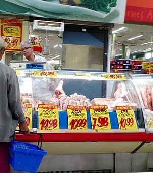 Supermercados reforçam segurança para evitar furto de carne