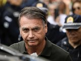 Ex-presidente Jair Bolsonaro foi para o hospital após acordar com calafrios e vômitos, diz Flávio