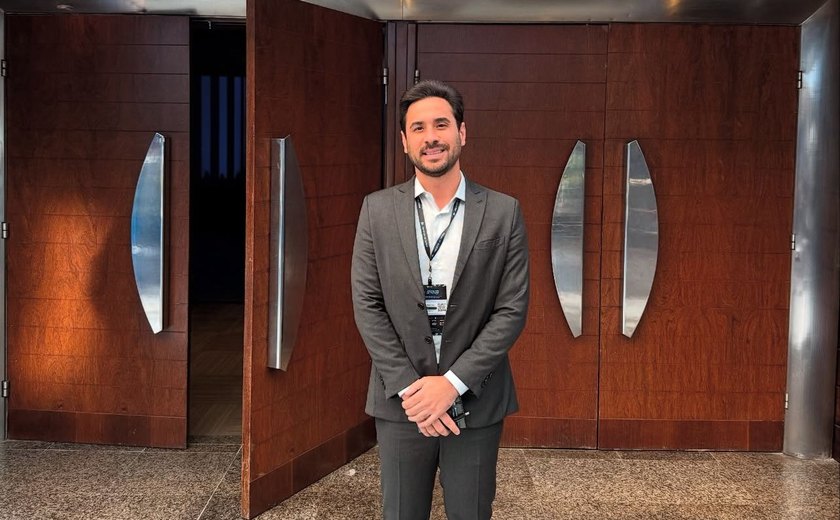 André Castro recebe medalha na Câmara por ações contra o analfabetismo em Santana do Mundaú