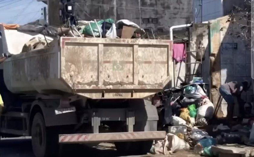 Idosa acumula cinco toneladas de lixo em casa durante 25 anos em Maceió
