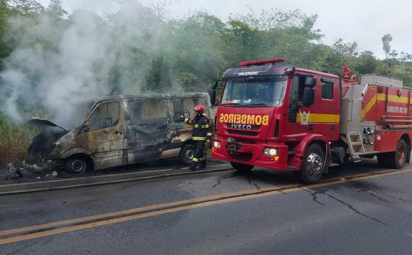 Van fica totalmente destruída após pegar fogo na Br-104, em União dos Palmares