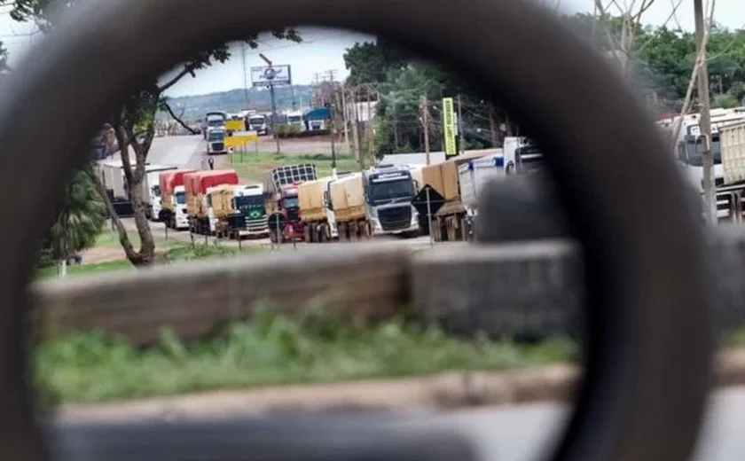 Caminhoneiros voltam a fazer bloqueios em rodovias federais