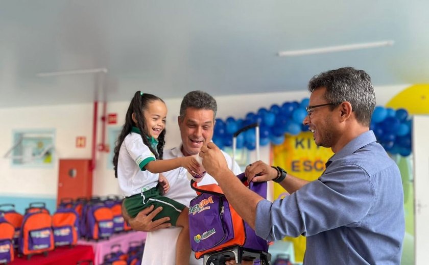 Agora com mochilas, Neno Freitas realiza entrega de kits escolares em Branquinha