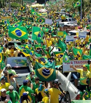 Ato pró Bolsonaro reúne multidão na orla marítima de Maceió