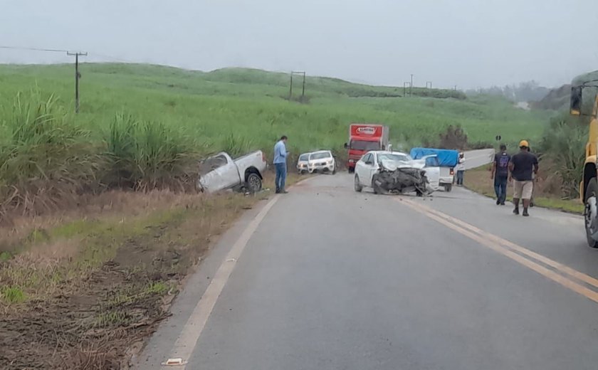 Dois carros se envolvem em acidente na BR-416 em Ibateguara