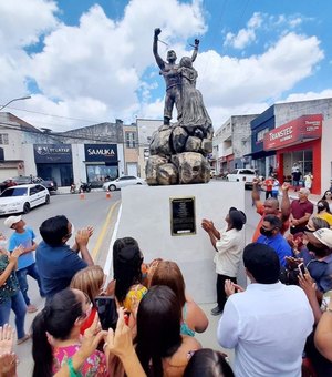 Em inauguração do Monumento à Liberdade Júlio Cezar pede perdão ao povo negro pelo descaso de governos anteriores