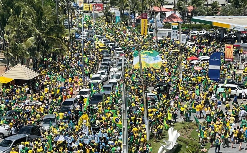 Feriado atrai milhares de pessoas em apoio a Bolsonaro na orla de Maceió