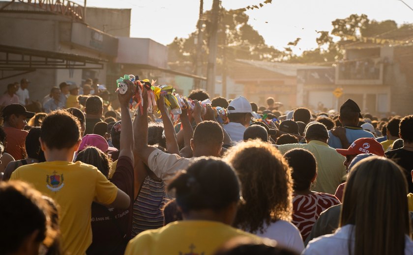 Procissão do Mastro reúne multidão e mantém tradição centenária em União dos Palmares