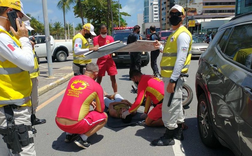 Motociclista fica ferido ao ser atingido por carro na Pajuçara