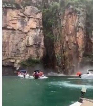 Vídeo mostra desabamento de rocha sobre barcos de turistas em Capitólio, MG; 2 mortes confirmadas