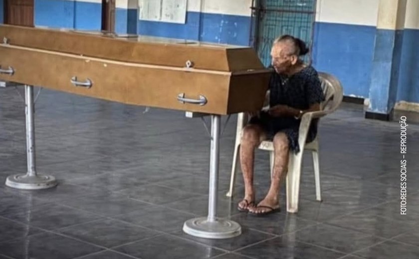Aos 100 anos, mãe vela o filho sozinha no Ceará