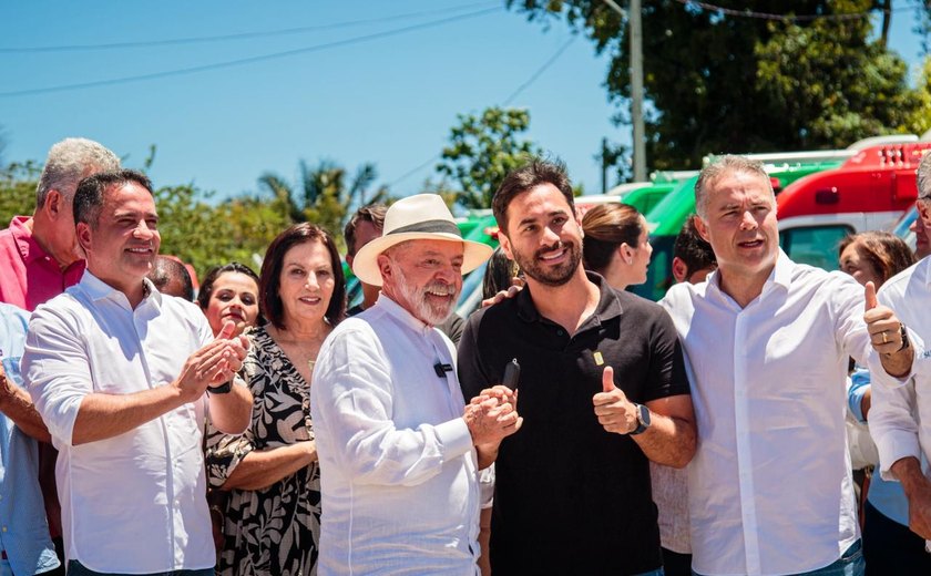 Prefeito de Santana do Mundaú recebe Unidade Móvel Odontológica das mãos do presidente Lula