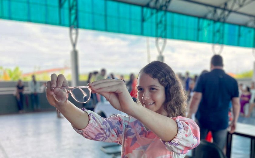 Sua Vida Com Um Novo Olhar: Prefeitura de Branquinha entrega óculos de grau para estudantes