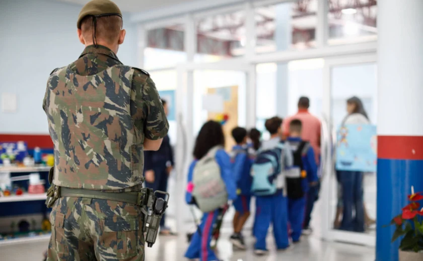 Deputados defendem câmeras, detectores e reconhecimento facial nas escolas