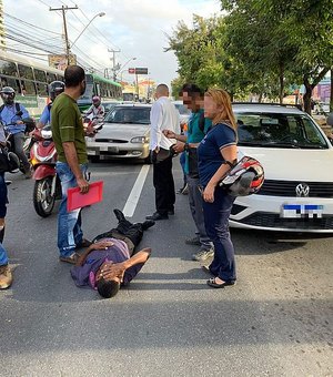 Pedestre é atropelado por moto e trânsito fica lento na Fernandes Lima