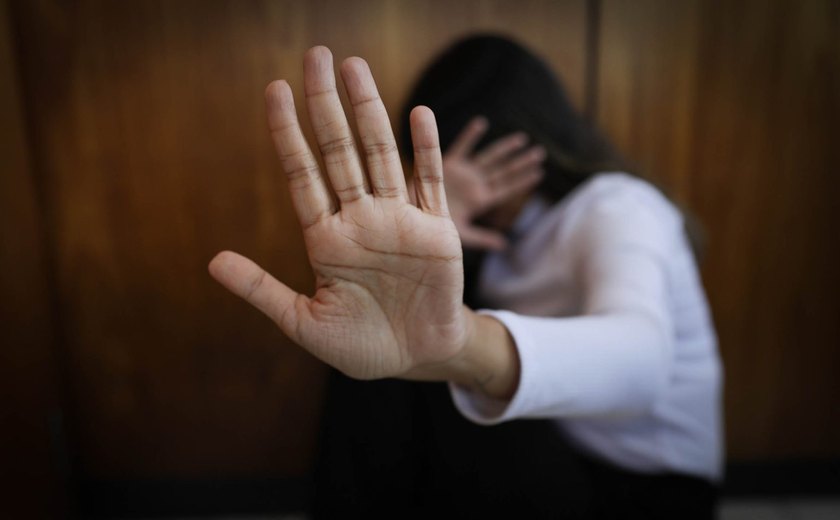 Mulher é agredida e forçada a sair nua de casa em Maceió; agressor é preso pela polícia