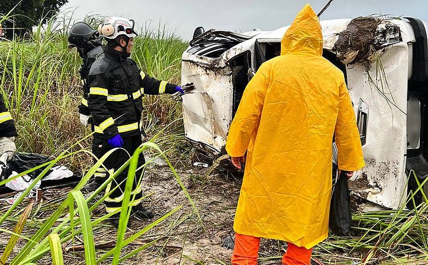 Veículo capota com casal e filhos em Marechal Deodoro; bombeiros são acionados