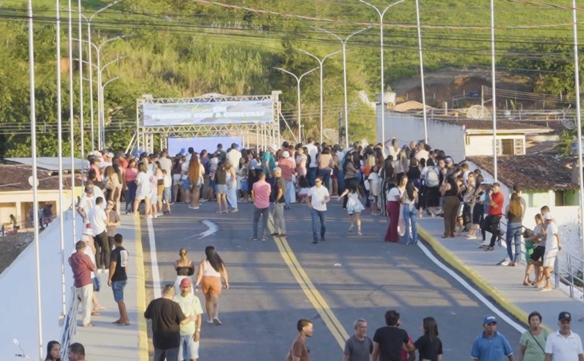 Moradores celebram inauguração de ponte que liga bairros em São José da Laje