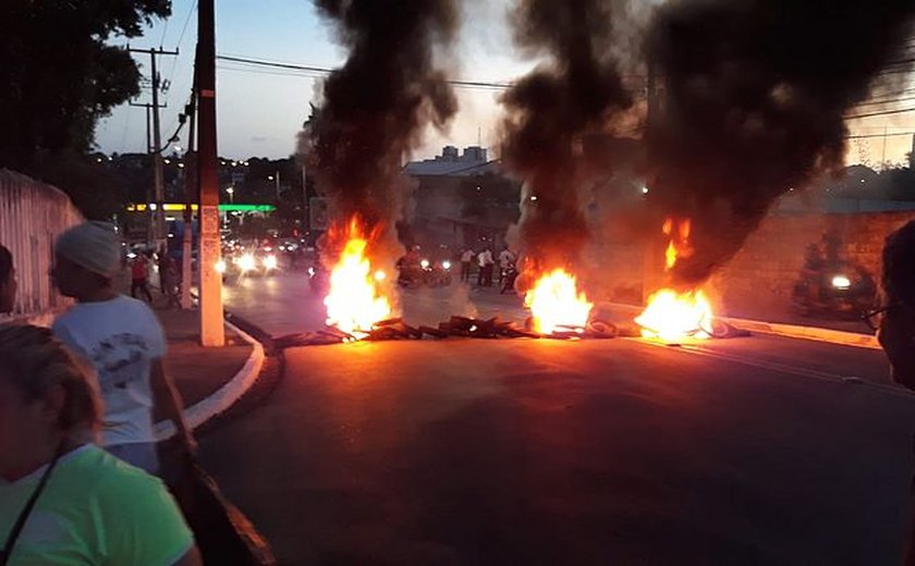 Donos de lanchonetes fazem protesto após estabelecimentos serem interditados no Feitosa