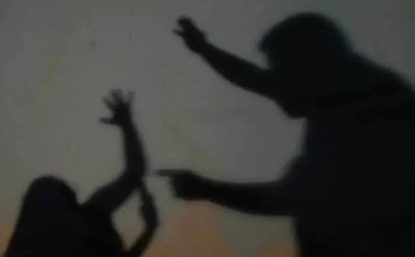 Homem mantém mulher em cativeiro por 12 dias para “tirar demônio” dela