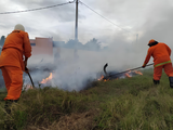 Bombeiros combatem incêndio em vegetação em União dos Palmares