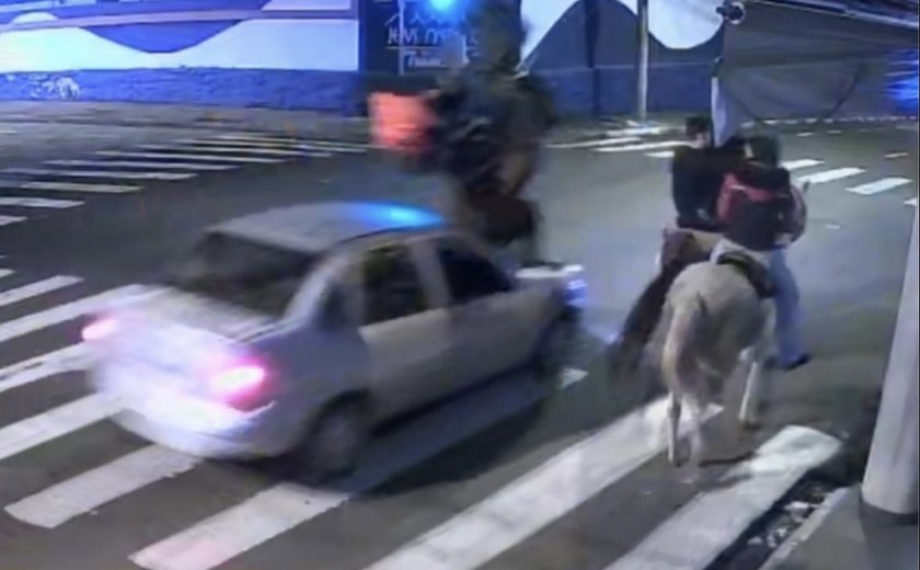 Carro atropela homem montado a cavalo em rua de Franca (SP); câmera flagra acidente