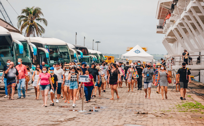 Com 3,2 mil passageiros a bordo, navio MSC Seaside desembarca em Maceió