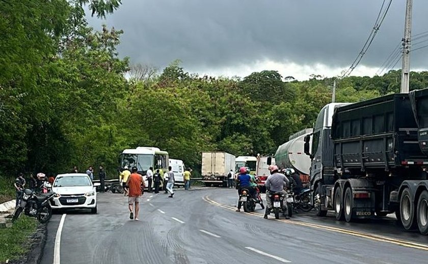 Motoqueiro morre após colidir com caminhão e ônibus no Polo