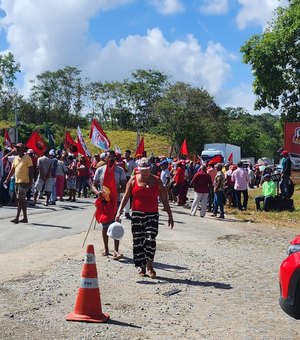 Nas proximidades da massa falida da Usina Laginha, Sem Terras bloqueiam BR-104 e causam transtornos para os condutores