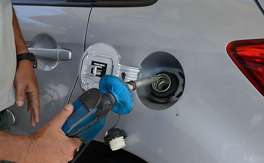 Preço da gasolina diminui e do diesel aumenta para distribuidoras