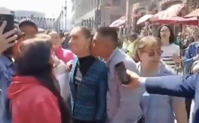 Presidente do México sofre tentativa de assédio sexual durante caminhada pública