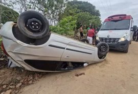 Motorista perde consciência, capota veículo e é socorrido em Arapiraca