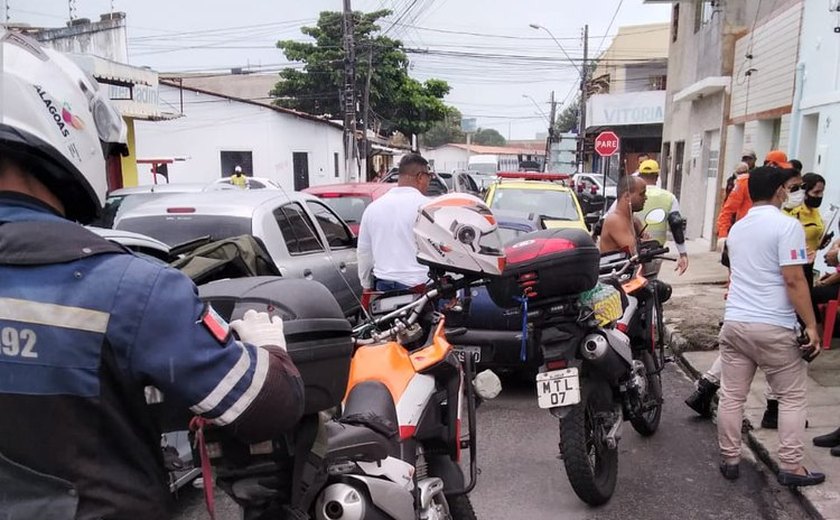 Embriagado, homem agride esposa enquanto dirigia e é preso no Poço