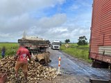 Trecho da BR-101 é interditado após caminhão tombar na pista