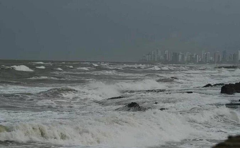 Marinha alerta para ondas gigantes em Recife nos próximos dias