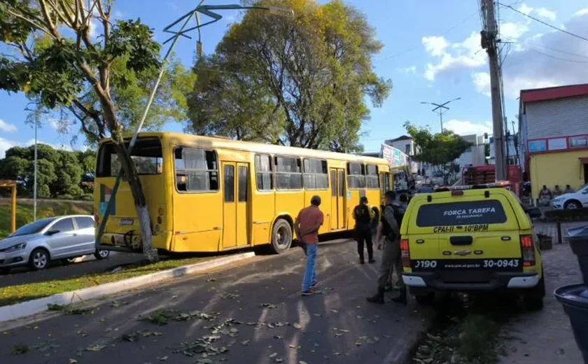 Desgovernado, ônibus escolar desce ladeira após ficar sem freios