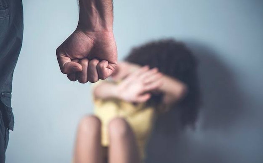 Homem agride companheira no rosto e depois luta com colega de trabalho, em Palmeira dos Índios