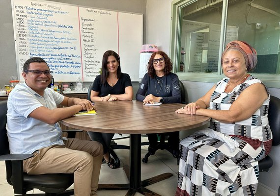 Livro de Mãe Neide, ialorixá de União dos Palmares, chega ao sistema prisional de Alagoas em projeto de leitura para reeducandos