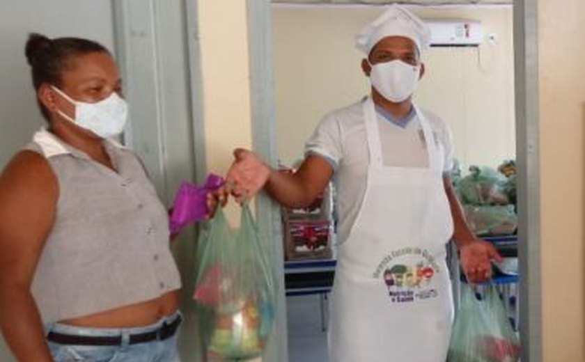 Educação de Santana do Mundaú segue realizando entrega de kits de gêneros alimentícios