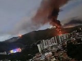 Ataque aéreo atinge Caracas; EUA assumem autoria e anunciam captura de Maduro